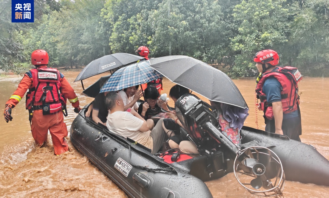 “他独自站在洪水中,让我们先走,我眼泪就下来了” “他独自站在洪水中,让我们先走,我眼泪就下来了”