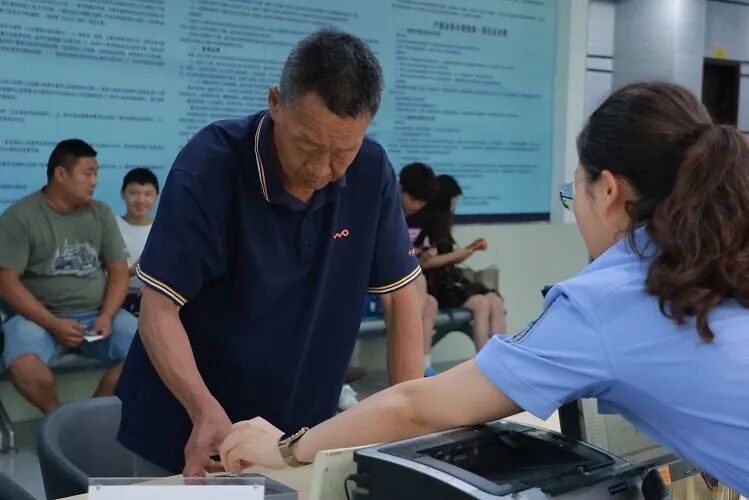 老板娘随口一句“帮我看下房”，男子独守深山老宅25年