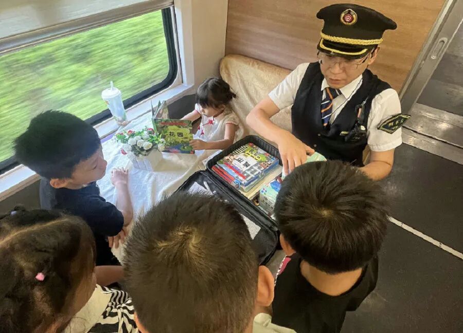 女子1人带5娃坐高铁求助,列车长变“临时家长”看护 女子1人带5娃坐高铁求助,列车长变“临时家长”看护