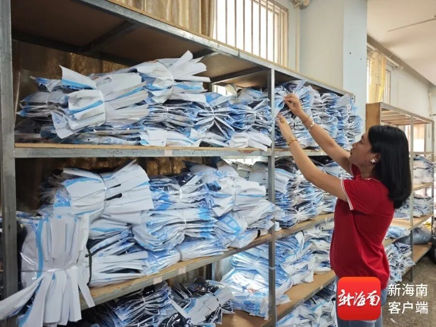记者实地探访海口“一市一款”新校服销售点,购买攻略→ 记者实地探访海口“一市一款”新校服销售点,购买攻略→
