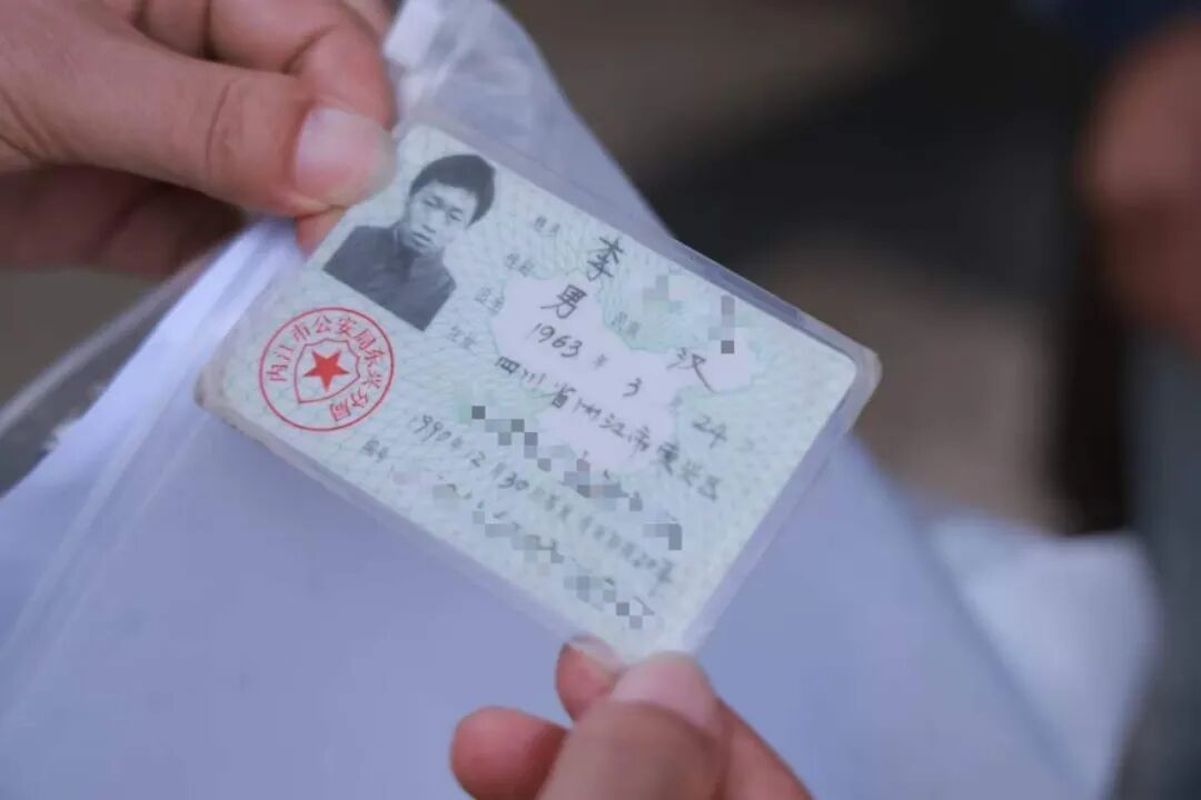 老板娘随口一句“帮我看下房”，男子独守深山老宅25年