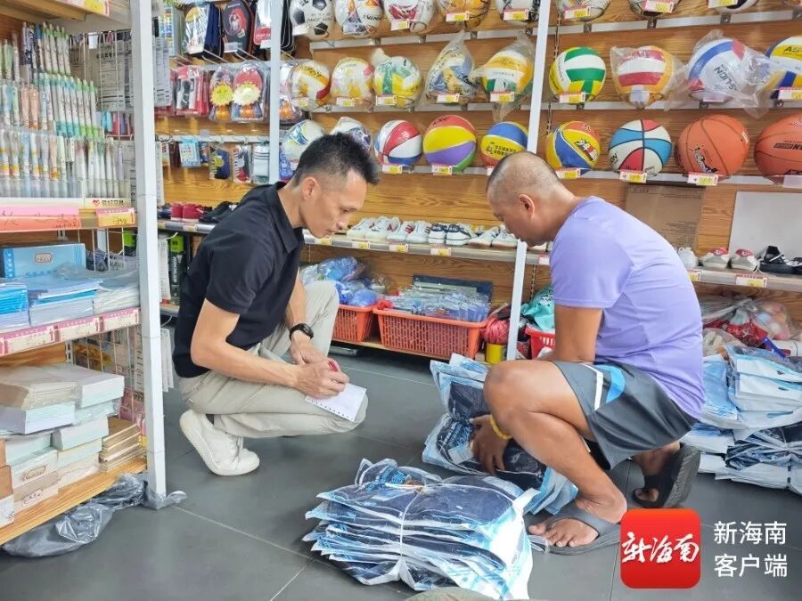 记者实地探访海口“一市一款”新校服销售点,购买攻略→ 记者实地探访海口“一市一款”新校服销售点,购买攻略→