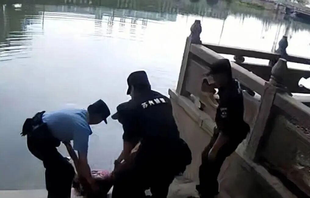女子不慎落水，不会游泳的她在水面“躺平”近1小时终于获救......