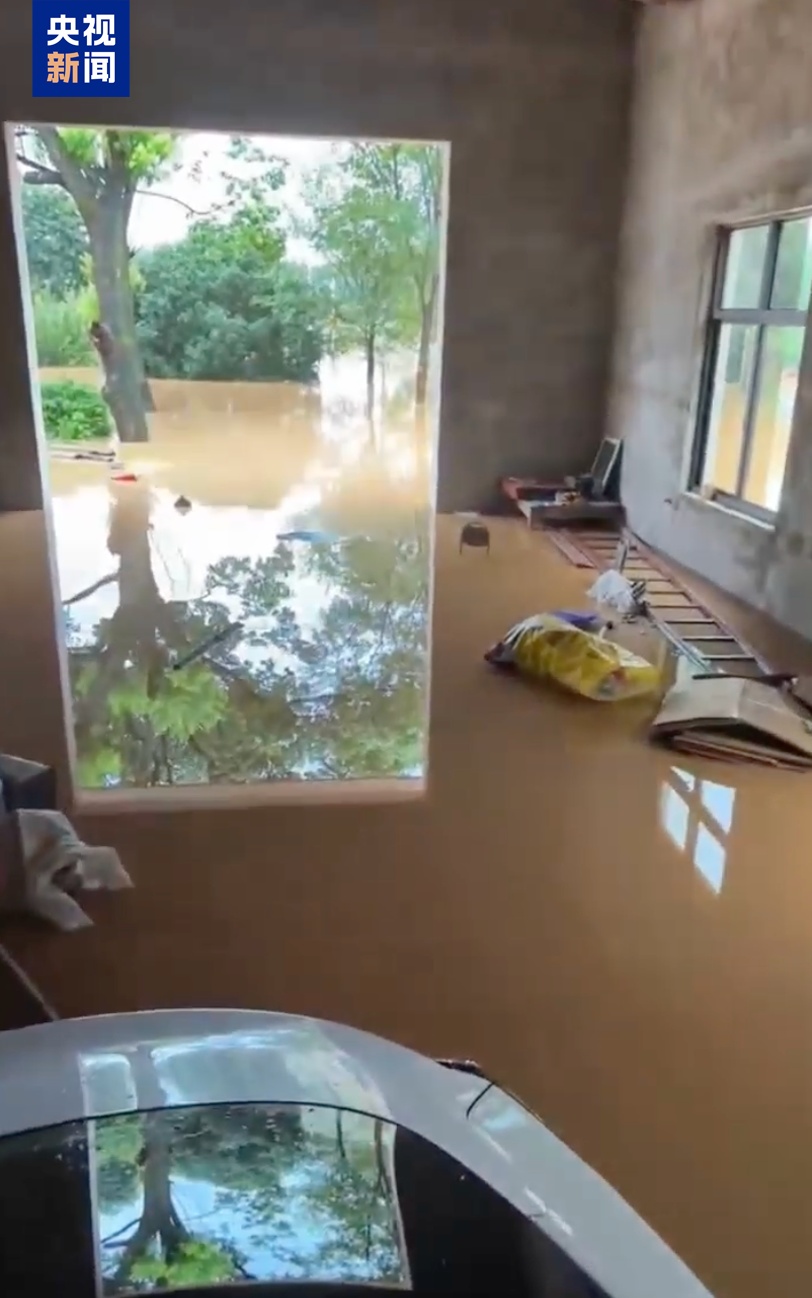 “他独自站在洪水中,让我们先走,我眼泪就下来了” “他独自站在洪水中,让我们先走,我眼泪就下来了”