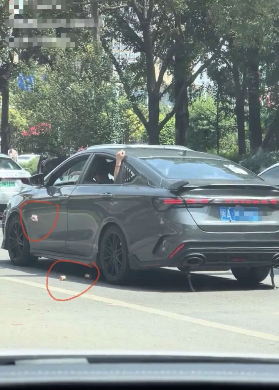 红灯停车还在丢!昆明街头一轿车行驶途中多次抛撒垃圾,交警回应 红灯停车还在丢!昆明街头一轿车行驶途中多次抛撒垃圾,交警回应