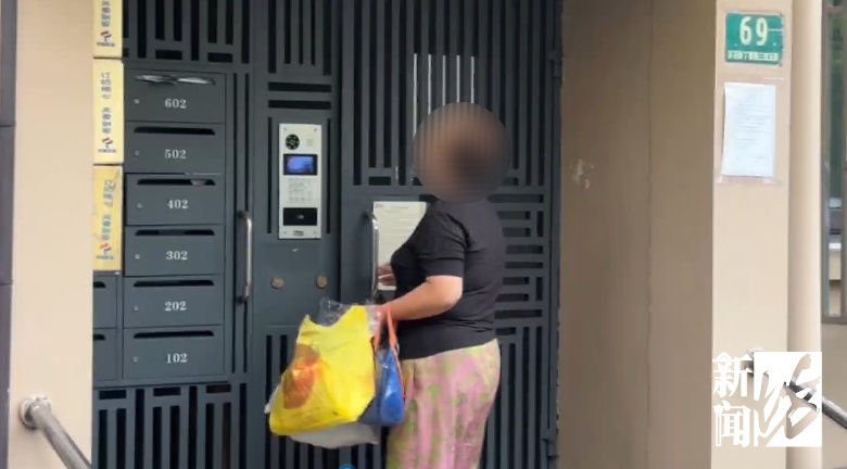 深夜楼道亮灯瞬间吓一跳,徐汇女子一晚开门6次都在!邻居指认同一租户:我们都很崩溃 深夜楼道亮灯瞬间吓一跳,徐汇女子一晚开门6次都在!邻居指认同一租户:我们都很崩溃