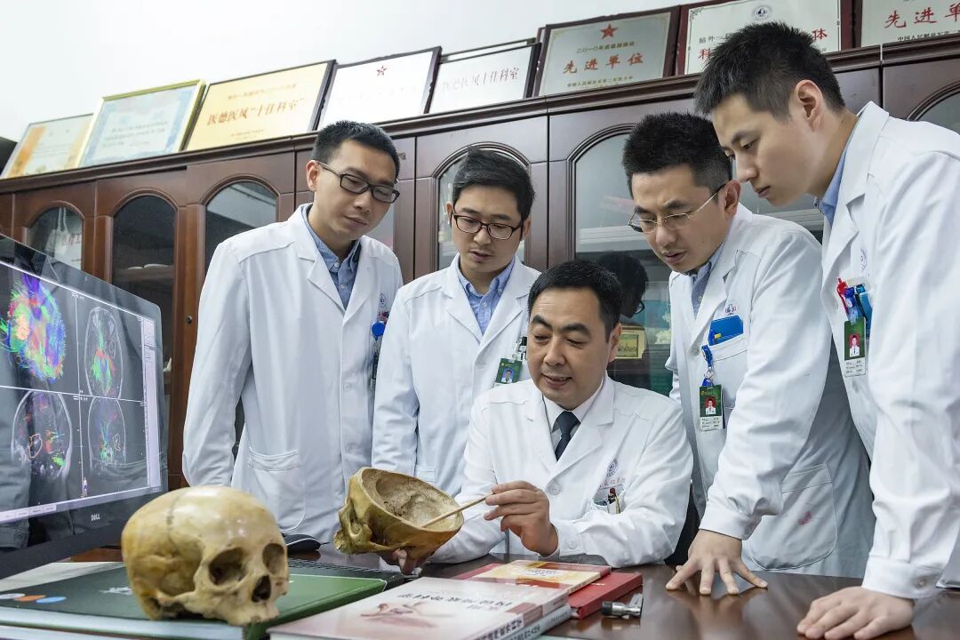 捧着颅骨标本做研究,这位军事医学专家曾荣立一等功! 捧着颅骨标本做研究,这位军事医学专家曾荣立一等功!