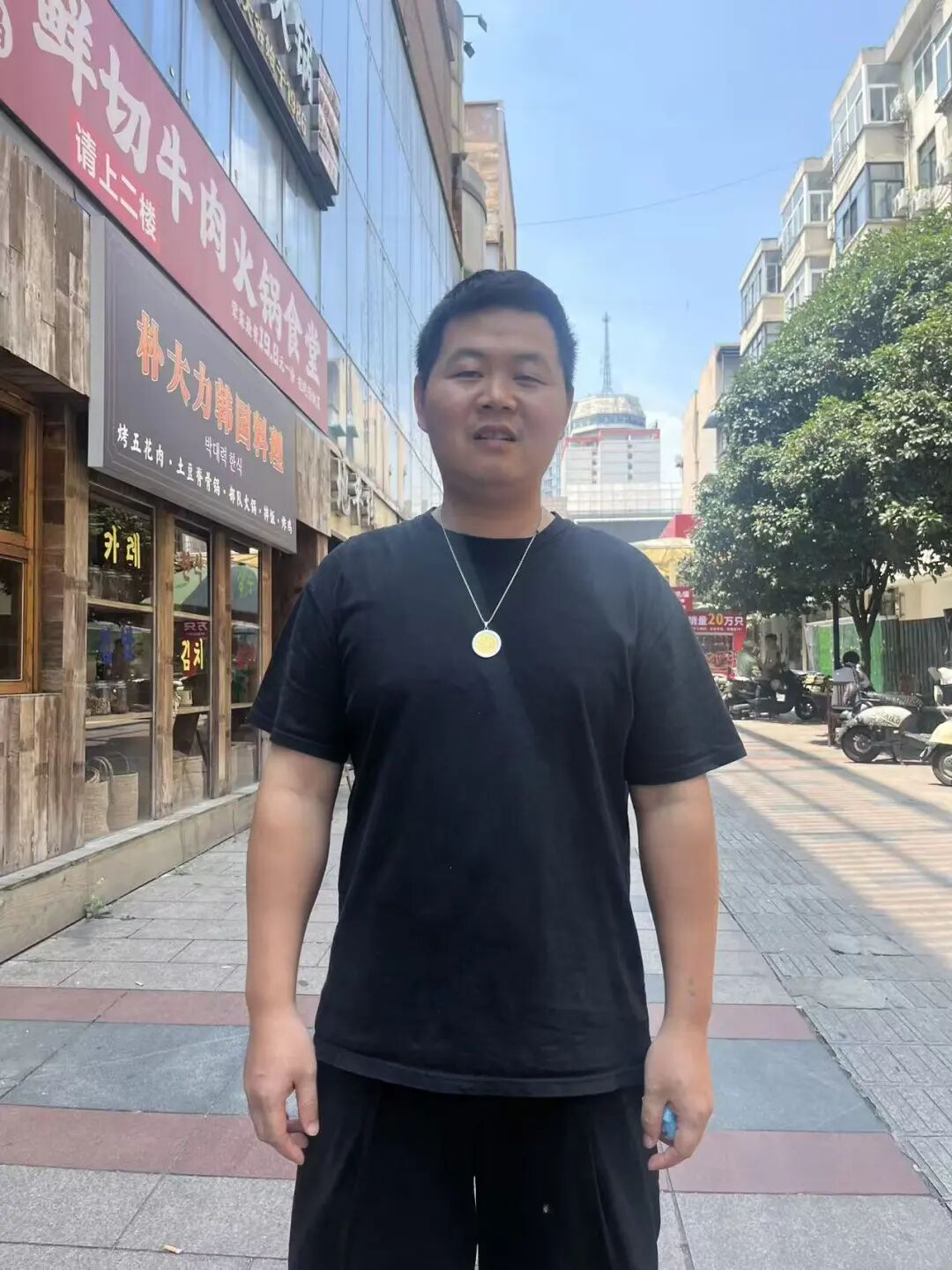 外卖订单备注“孩子化疗煎饼一半不辣一半微辣”，店主悄悄在餐盒里塞了100元