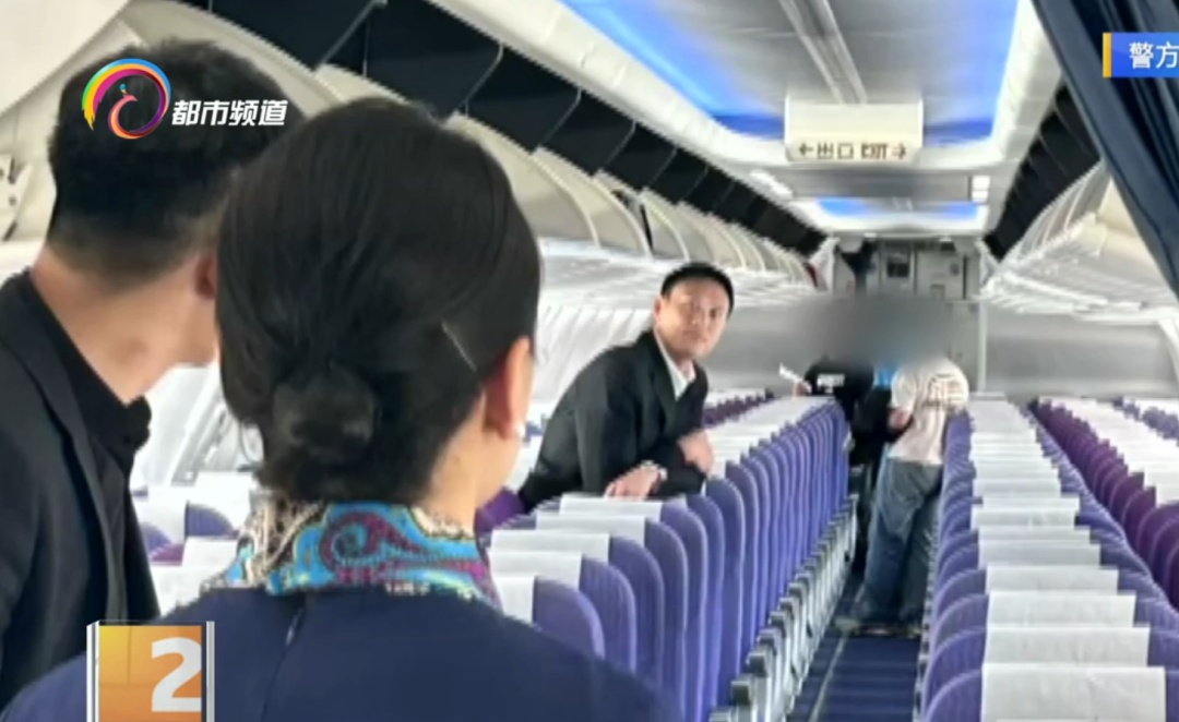 男孩轻信“高薪兼职”骗局乘飞机离家 民警千里寻回,家属:五面锦旗安排! 男孩轻信“高薪兼职”骗局乘飞机离家 民警千里寻回,家属:五面锦旗安排!