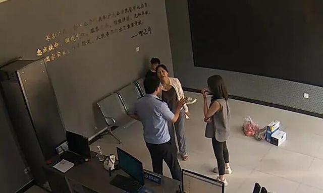 淄博民警30分钟雨中寻回手机，失主送锦旗致谢
