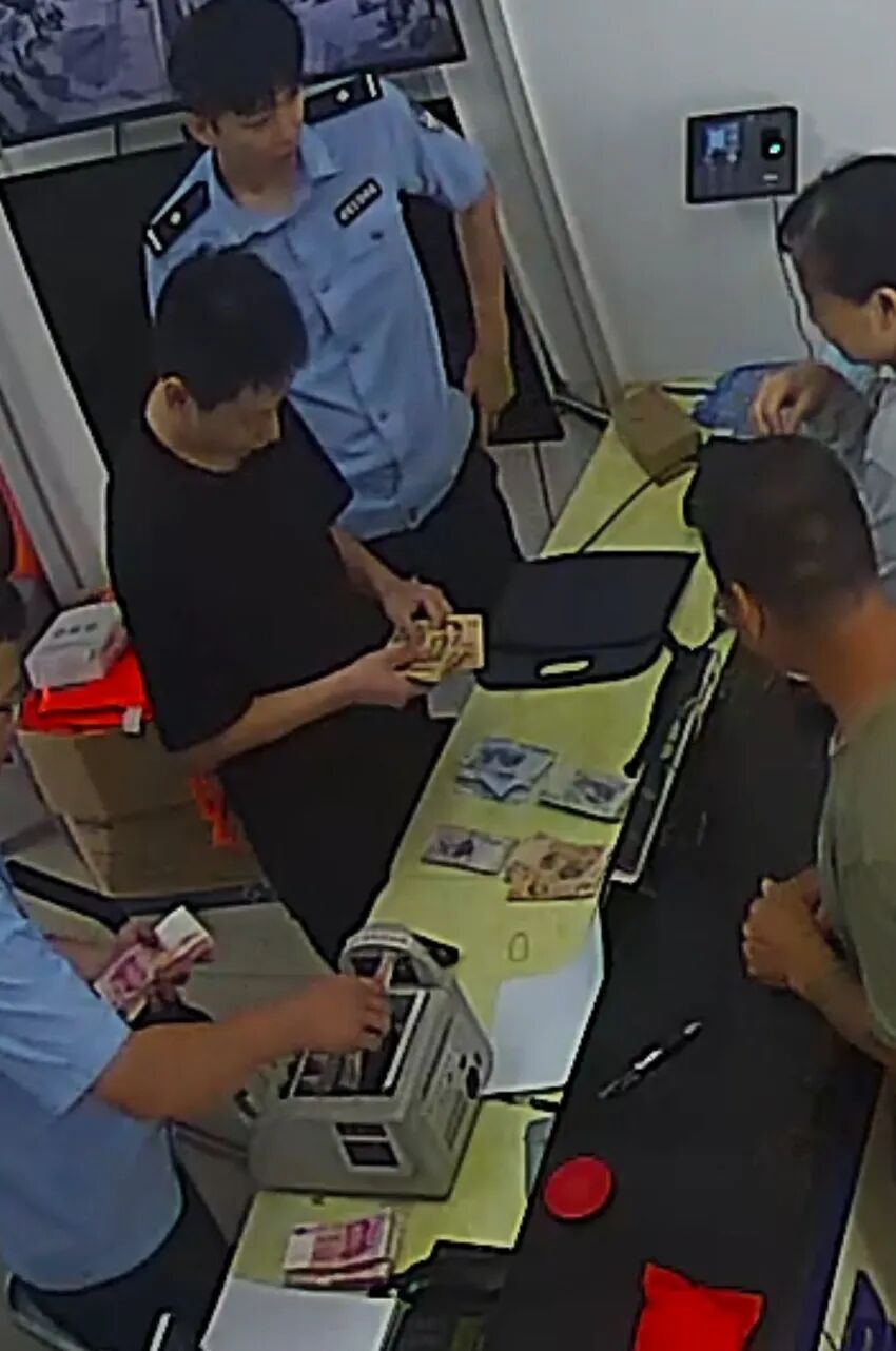 一家子拾金不昧，这邻居能处！