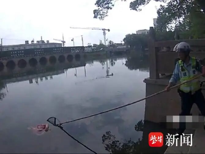 女子不慎落水，不会游泳的她在水面“躺平”近1小时终于获救......