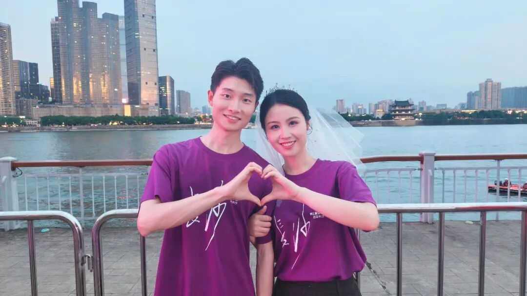 长沙情侣参加橘子洲集体婚礼,“之前很想在这里办户外婚礼,弥补了当初的遗憾” 长沙情侣参加橘子洲集体婚礼,“之前很想在这里办户外婚礼,弥补了当初的遗憾”