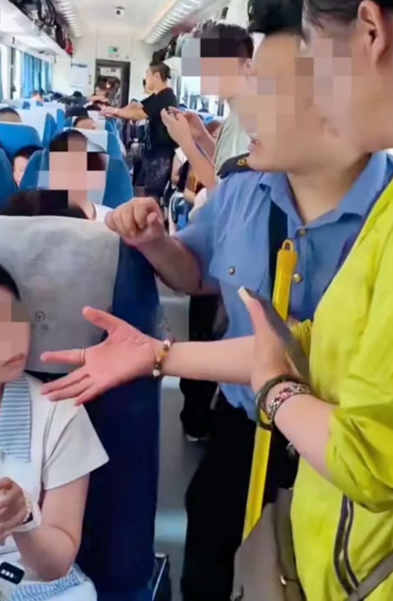 两女孩买3张火车票,空座放零食!无座乘客想坐遭拒…网友:这都可以?12306回应 两女孩买3张火车票,空座放零食!无座乘客想坐遭拒…网友:这都可以?12306回应