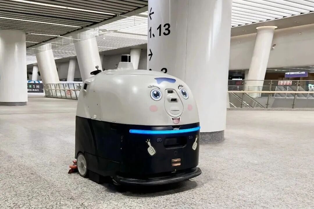 深圳地铁站里,小到“离谱”的迷你椅子是给谁安排的? 深圳地铁站里,小到“离谱”的迷你椅子是给谁安排的?