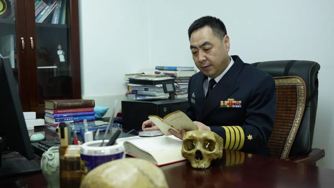 捧着颅骨标本做研究,这位军事医学专家曾荣立一等功! 捧着颅骨标本做研究,这位军事医学专家曾荣立一等功!