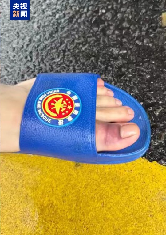 “他独自站在洪水中,让我们先走,我眼泪就下来了” “他独自站在洪水中,让我们先走,我眼泪就下来了”