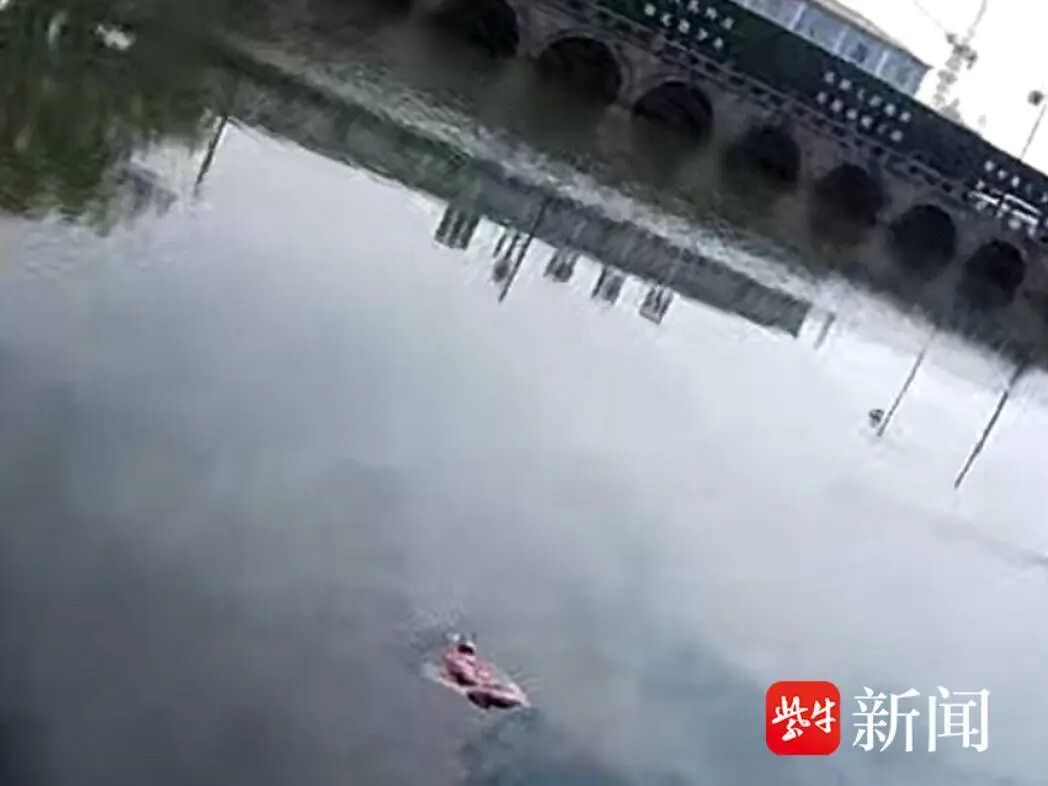 女子不慎落水，不会游泳的她在水面“躺平”近1小时终于获救......
