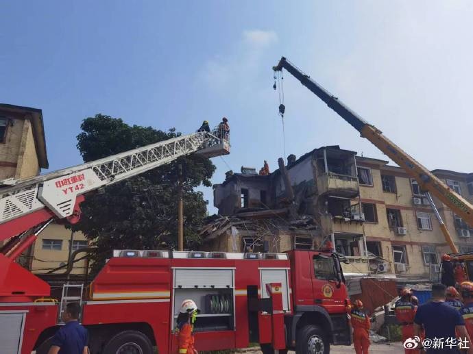 石家庄一居民楼发生部分坍塌,3人经送医抢救无效死亡,1人正在全力救治 石家庄一居民楼发生部分坍塌,3人经送医抢救无效死亡,1人正在全力救治