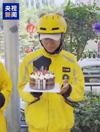 西宁“00后”骑手勇斗持刀男子 生日当天获见义勇为奖励