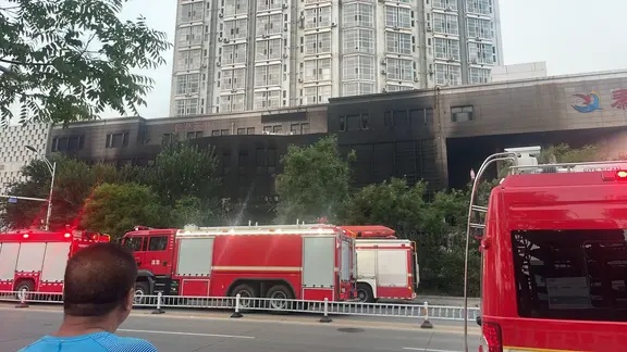 秦皇岛一底商火灾致8人遇难,“一瞬间冒黑烟!” 秦皇岛一底商火灾致8人遇难,“一瞬间冒黑烟!”