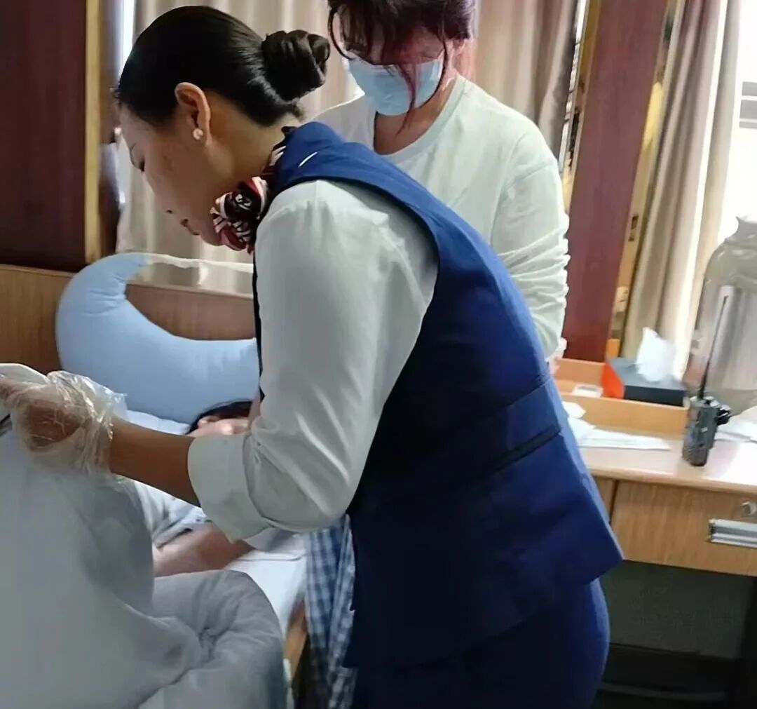 在海上,她要生了!他们来了一场紧急生命接力…… 在海上,她要生了!他们来了一场紧急生命接力……