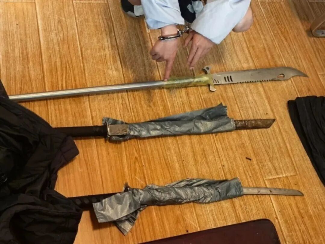 3名男子为夺回因酒驾被扣的车辆竟“持枪抢车” !昆明警方通报→ 3名男子为夺回因酒驾被扣的车辆竟“持枪抢车” !昆明警方通报→
