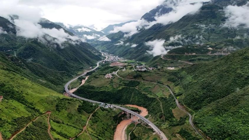 西昭高速关键标段贯通 川滇往返再提速 西昭高速关键标段贯通 川滇往返再提速