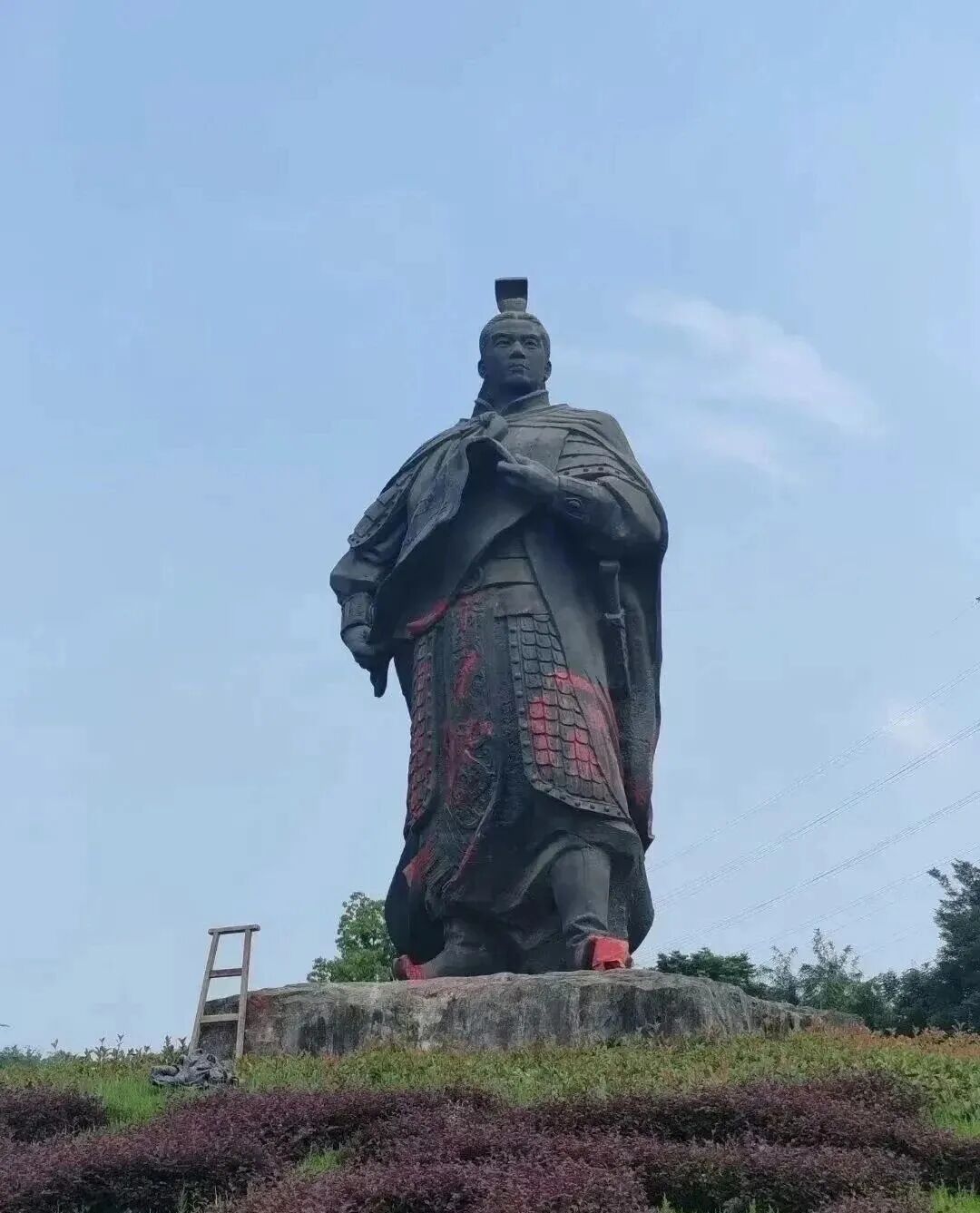 “周瑜雕像被泼红色油漆”?当地通报 “周瑜雕像被泼红色油漆”?当地通报