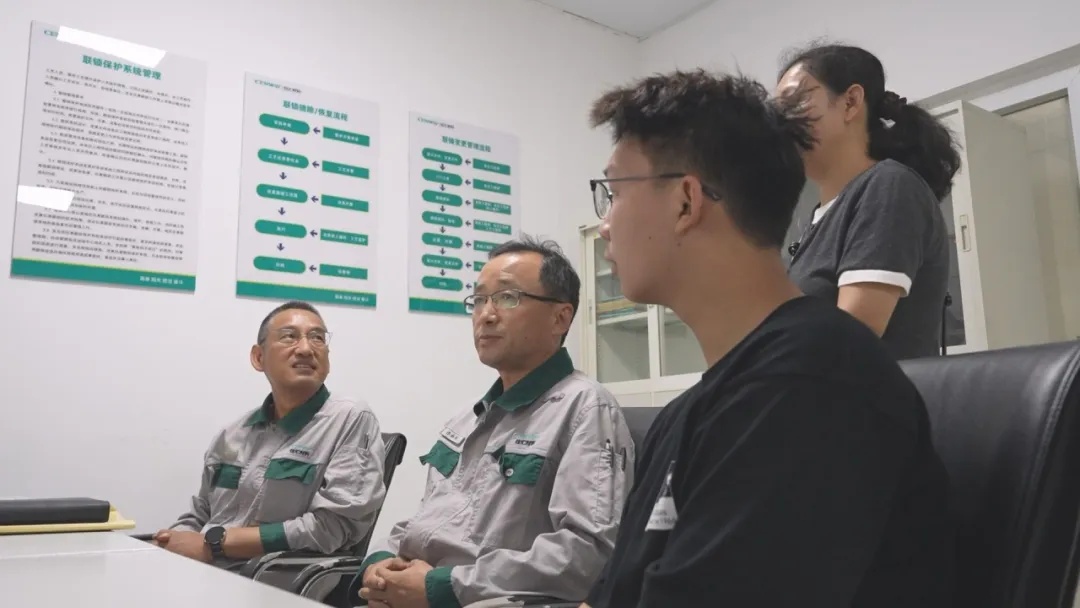 男子突然离世，同事自发资助其妻儿5年！如今孩子考上大学，公司：承担所有学费