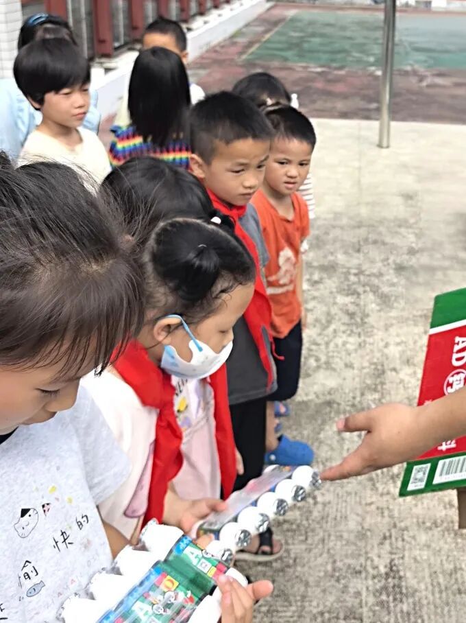 六年了,这名列车员下班后的事终于“瞒”不住了 六年了,这名列车员下班后的事终于“瞒”不住了