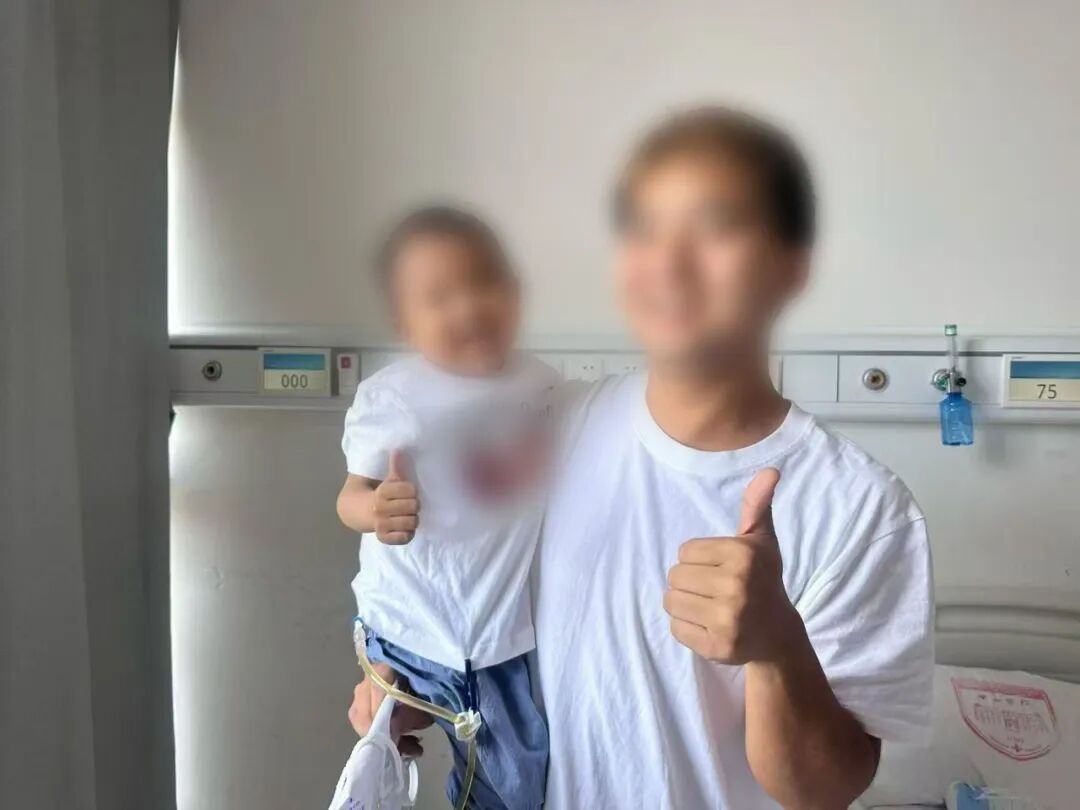 上海华山医院这一幕看哭！诊室里全是这样的父母！90后老爸为儿子100天狂减46斤…