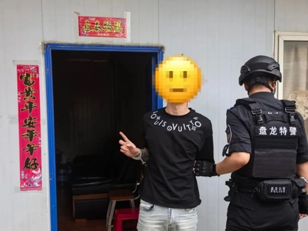 3名男子为夺回因酒驾被扣的车辆竟“持枪抢车” !昆明警方通报→ 3名男子为夺回因酒驾被扣的车辆竟“持枪抢车” !昆明警方通报→