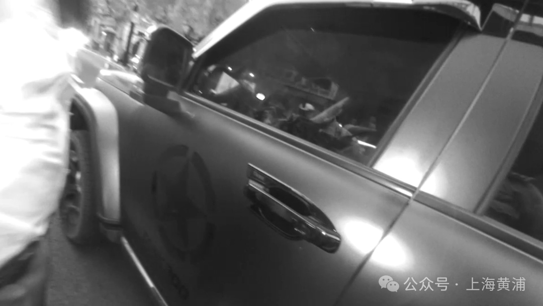 晚高峰突发！一辆车停在市中心路口，女司机歪倒车内、昏迷不醒……上海民警火速赶到