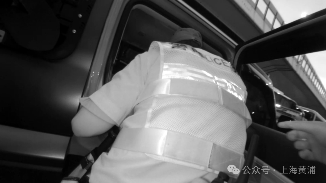 晚高峰突发！一辆车停在市中心路口，女司机歪倒车内、昏迷不醒……上海民警火速赶到