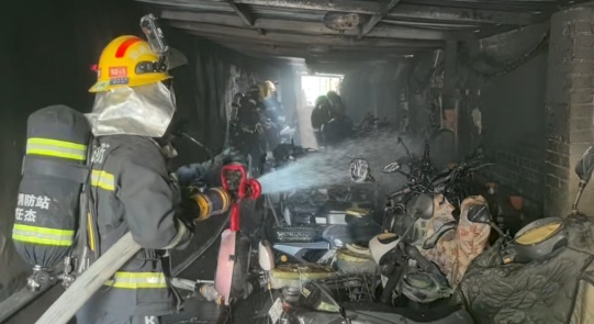 电动自行车充电中起火,车棚内多辆车遭殃! 电动自行车充电中起火,车棚内多辆车遭殃!
