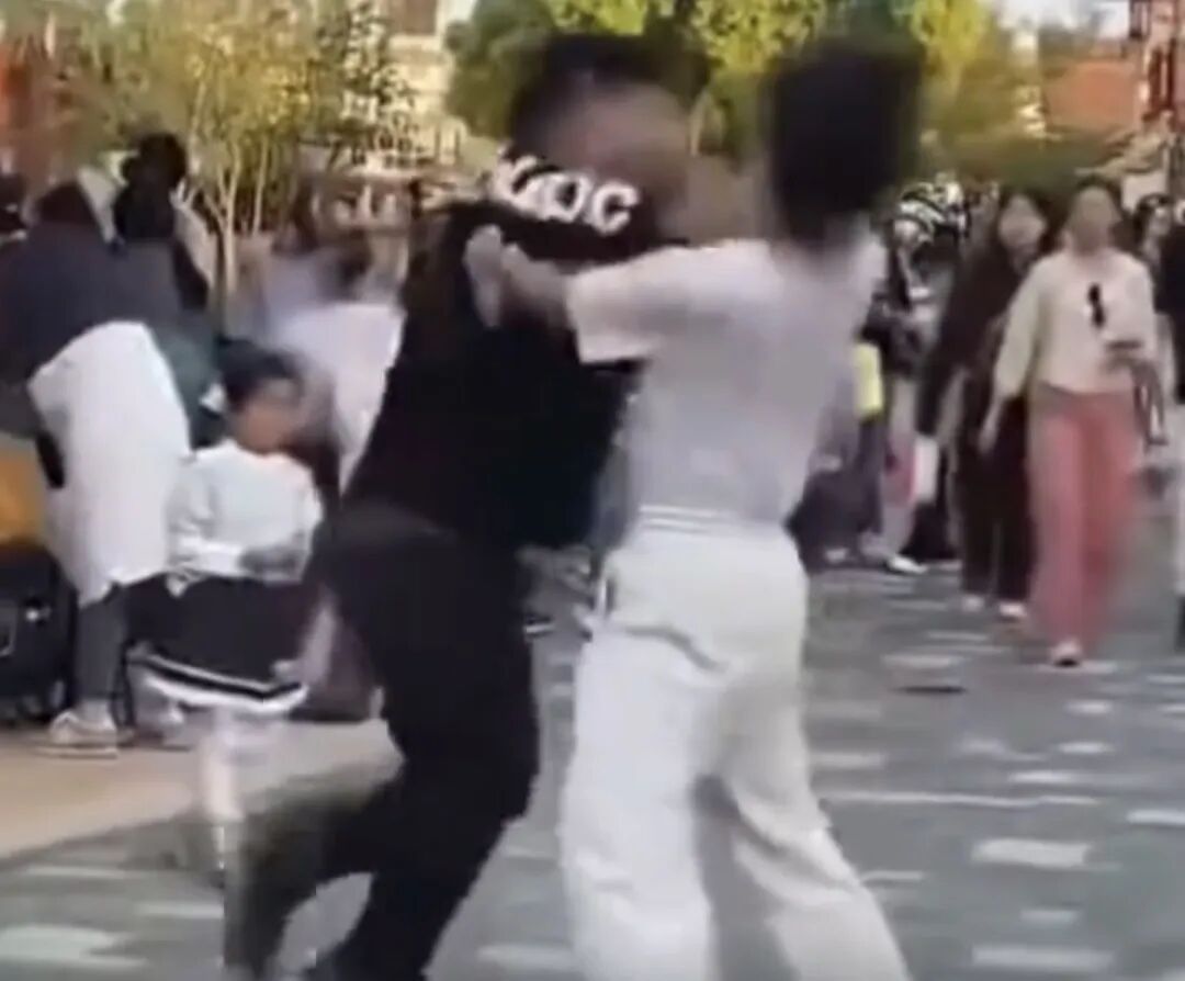 男子上海迪士尼劝阻吸烟被打，他把景区告了，要求书面道歉！