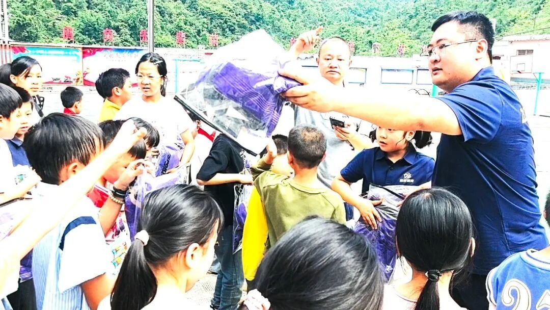 六年了,这名列车员下班后的事终于“瞒”不住了 六年了,这名列车员下班后的事终于“瞒”不住了