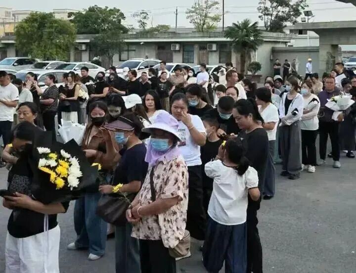年仅39岁的他抢救无效去世!上千人赶赴现场含泪送别 年仅39岁的他抢救无效去世!上千人赶赴现场含泪送别