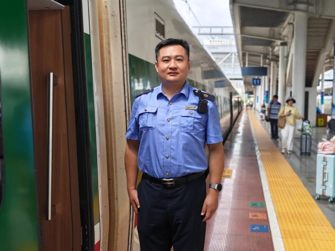 六年了,这名列车员下班后的事终于“瞒”不住了 六年了,这名列车员下班后的事终于“瞒”不住了