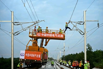 成渝中线高铁全线首条接触网导线成功架设 成渝中线高铁全线首条接触网导线成功架设