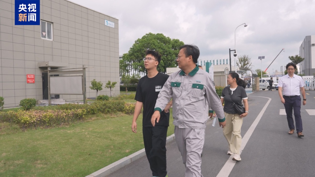 男子突然离世，同事自发资助其妻儿5年！如今孩子考上大学，公司：承担所有学费