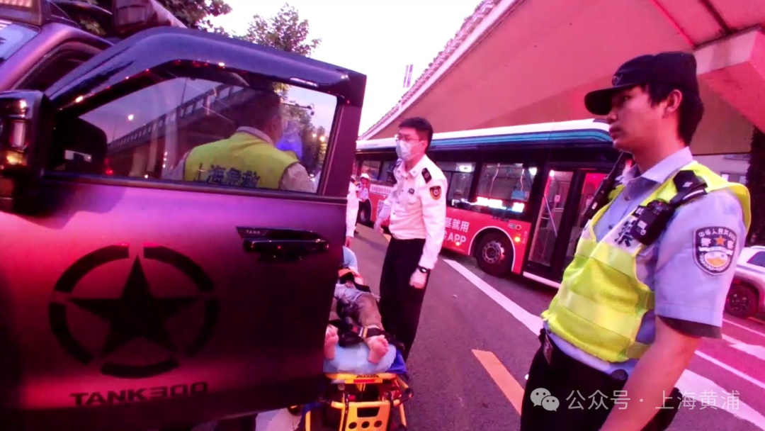 晚高峰突发！一辆车停在市中心路口，女司机歪倒车内、昏迷不醒……上海民警火速赶到