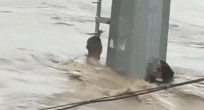 水位一度没过脖颈,夫妻俩洪水中苦撑两小时,关键时刻他们破浪而来! 水位一度没过脖颈,夫妻俩洪水中苦撑两小时,关键时刻他们破浪而来!