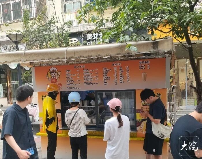 点外卖备注"孩子化疗吃",打开餐盒竟发现100元红包!网友疯狂下单 点外卖备注"孩子化疗吃",打开餐盒竟发现100元红包!网友疯狂下单