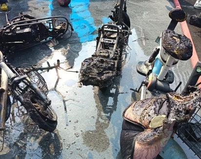 电动自行车充电中起火,车棚内多辆车遭殃! 电动自行车充电中起火,车棚内多辆车遭殃!
