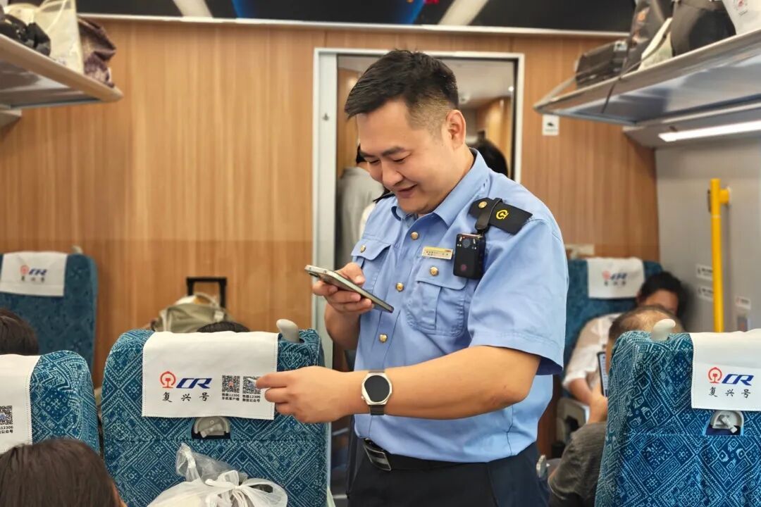 六年了,这名列车员下班后的事终于“瞒”不住了 六年了,这名列车员下班后的事终于“瞒”不住了