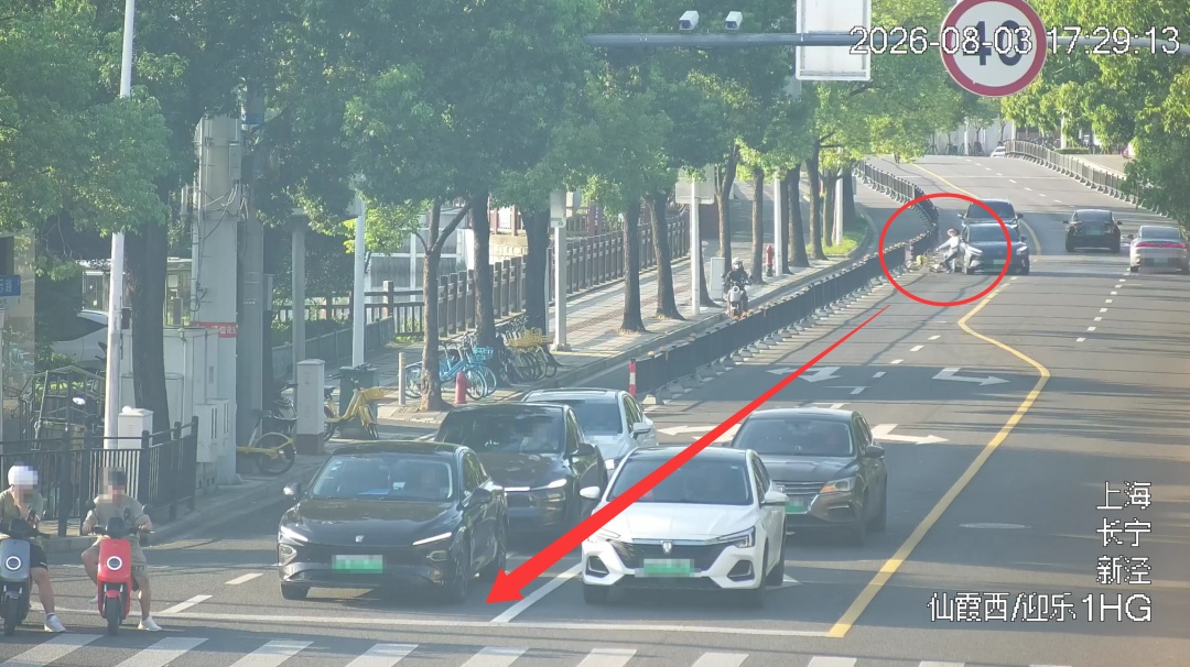 突然拐进机动车道被撞翻,她竟怪小汽车:“他不能注意一下吗?” 突然拐进机动车道被撞翻,她竟怪小汽车:“他不能注意一下吗?”