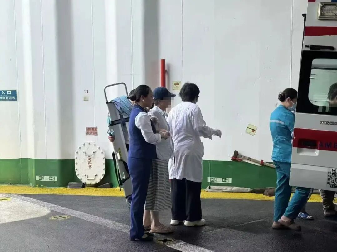 在海上,她要生了!他们来了一场紧急生命接力…… 在海上,她要生了!他们来了一场紧急生命接力……