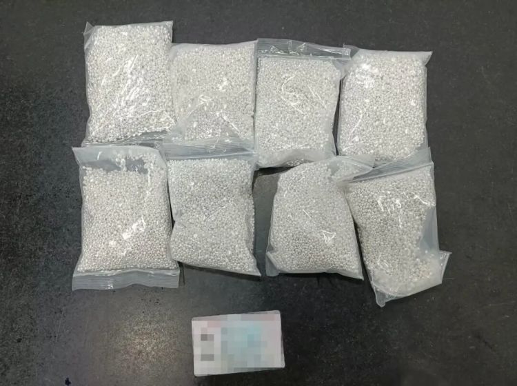 男子身藏8千余克银粒进境被海关当场查获